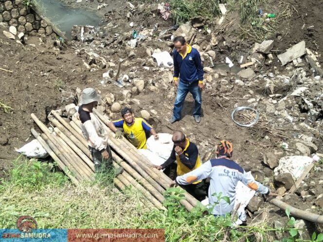 
					Antisipasi Banjir Warga Bersama Babinsa Kerja Bakti Perbaiki Tanggul Sungai