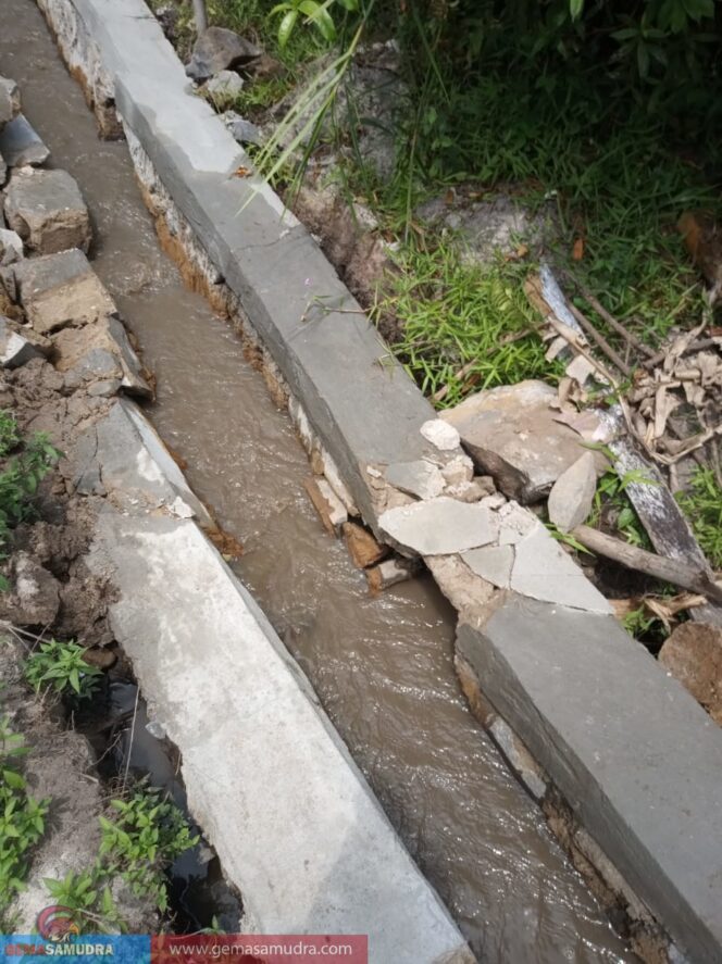 
					Diduga Asal Jadi Proyek Pembangunan Drainase Belum Seumur Jagung Telah Rusak Parah