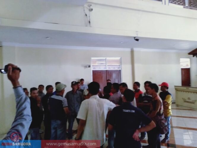 
					Puluhan Wartawan Tulang Bawang Datangi Kantor DPRD Tulang Bawang