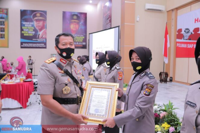 
					Berprestasi, Polwan dari Polres Tuba dapat Penghargaan dari Kapolda Lampung.