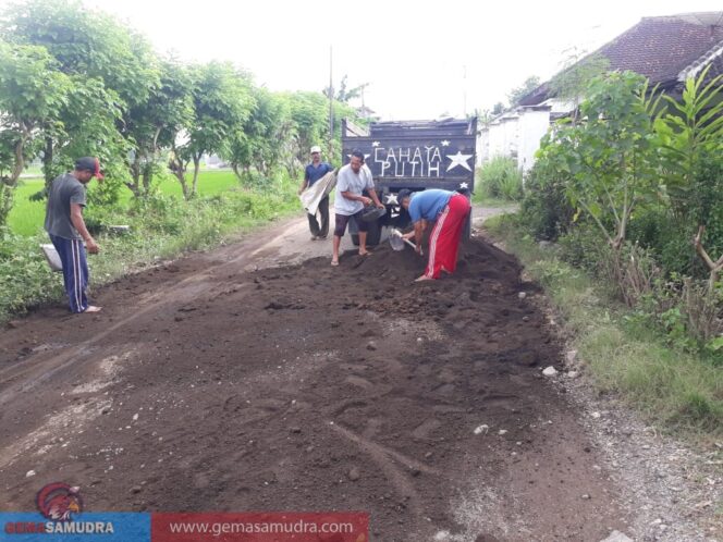 
					Warga Desa Balung Kulon Gotong Royong Perbaiki Jalan Berlubang