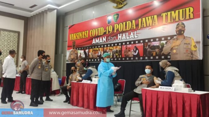 
					Tingkatkan Herd Immunity di Jawa Timur, Polisi Serta Kyai Gelar Vaksinasi