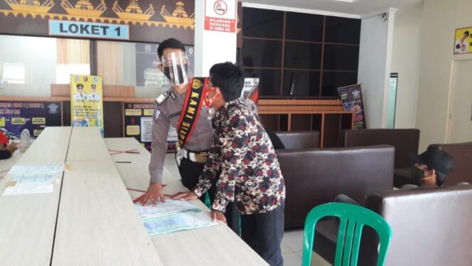 
					Personel Satlantas Polres Tulang Bawang sosialisasi ZI kepada warga di Kantor Samsat Tiuh Tohou Menggala