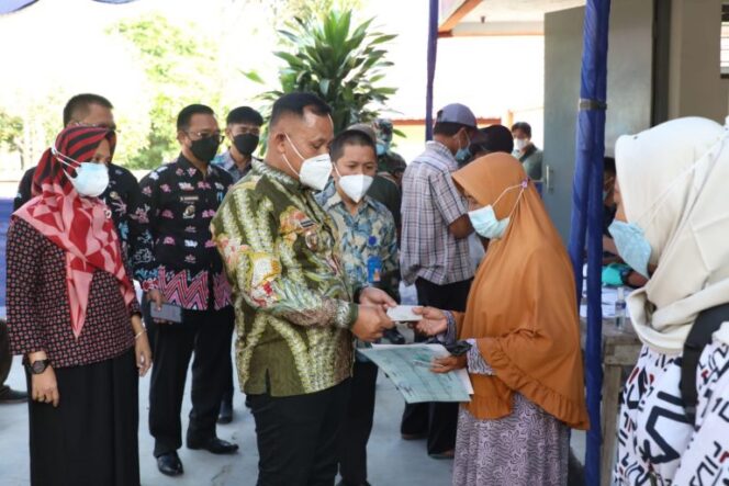 
					Bupati Nanang Ermanto Pantau Langsung Penyaluran BST dan Beras PPKM di Kantor Pos Palas