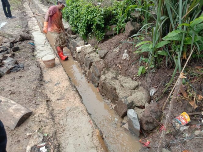 
					Sarat Penyimpangan serta Tabrak Aturan PKT Pembangunan Drainase Pekon Sukamaju Diborongkan