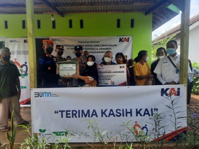 
					Peduli Sesama, PT. KAI Divre IV Tanjung Karang Berikan Bantuan Paket Sembako Gratis Kepada Warga