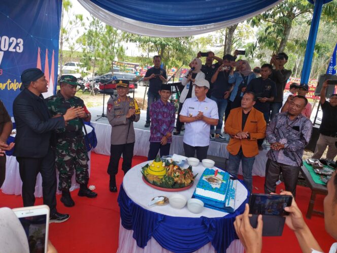 
HPN-HUT PWI ke 77, KAPOLRES TUBABA POTONG TUMPENG UNTUK INSAN PERS