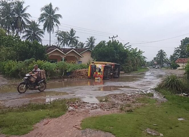 
Diduga Akibat,Banyaknya Lubang Ternganga,Berbagai Kendaraan Salah Satunya ,Truk Pengangkut Singkongpun Terguling