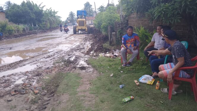 Dinas PUPR Tubaba Respon Cepat Turunkan Alat Berat Perbaiki Jalan Rusak Yang Dikeluhkan Warga