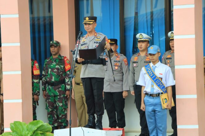 
Kapolres Tulang Bawang Barat Pimpin Upacara Bendera Di SMA Negeri 1 Tumijajar.
