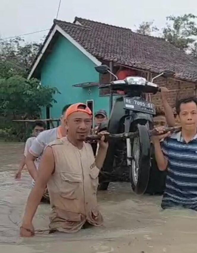
Curah hujan Tinggi,Sejumlah Akses Jalan ‘Lumpuh’ Rumah Warga Terendam Banjir