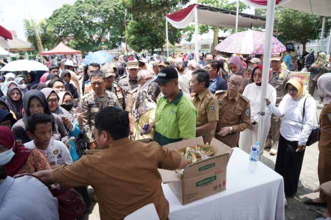 Emak-emak Serbu Pasar Murah dan Bazar Sembako di Pringsewu