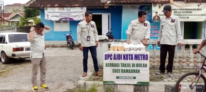 
Di Hari Jum,at Yang Penuh Berkah DPC AJOI Kota Metro Berbagi Takjil