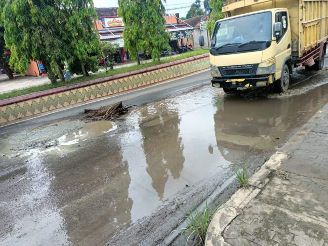 
Jalan Raya Gunung Sakti Sudah Menjadi Langganan Banjir ataupun Genangan Saat Hujan