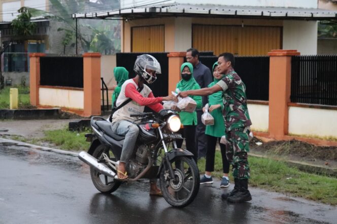 Kodim 0411/KM. Bagikan Ratusan Paket Takjil Dibulan Suci Ramadhan.