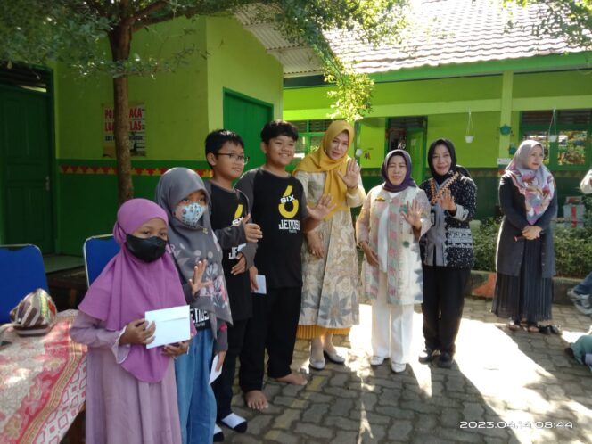 
Ketua Yayasan Pertiwi Teladan Ibu AC Yuliawati Bangkit  Berbagi Ratusan Paket  Sembako