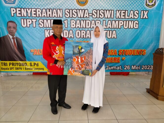 
					Pelepasan Siswa Di Warnai SMP Negeri 1 Bandar Lampung di Warnai Sebagai Pemenang Lomba Tari dan Kreasi SE Lampung