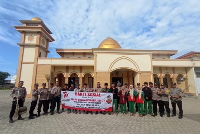 
Sambut HUT Bhayangkara, Polsek Tumijajar Gelar Baksos Membersihkan Tempat Ibadah