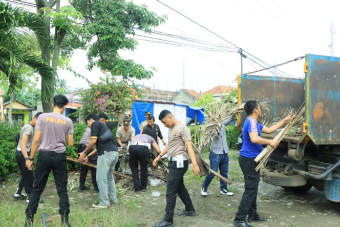 
Peduli Lingkungan Polres Tulang Bawang Barat Bersama Warga Bersihkan Sampah Berserakan