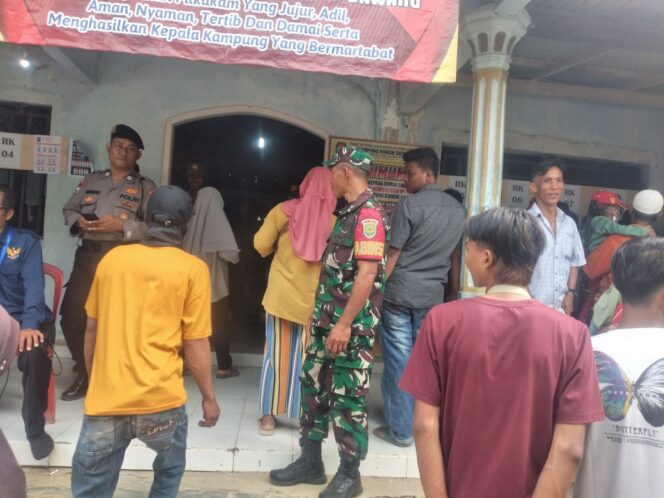 
Babinsa dan Bhabinkamtibmas Banjar Margo Unjuk Gaya Kekinian dalam Komsos!