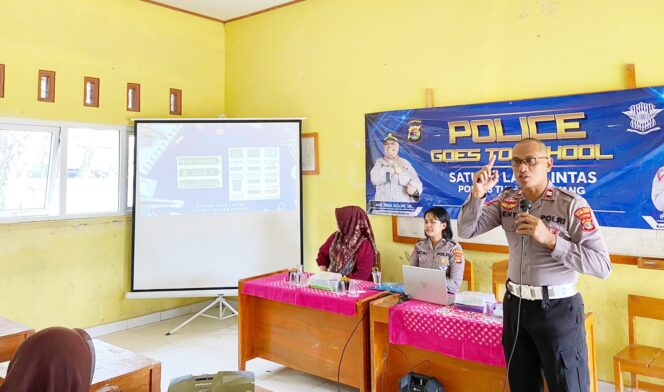 
Cinta Damai dan Edukasi: Sat Lantas Tulang Bawang Sayang SMP Negeri 1 Gedung Aji di Acara Police Goes To School
