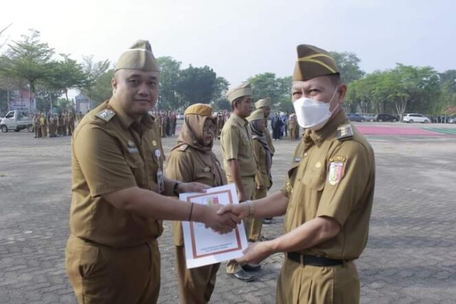 
Pj Bupati Tulang Bawang, Drs. Qudrotul Ikhwan, MM, penuh semangat saat memberikan SK kenaikan pangkat kepada 427 PNS