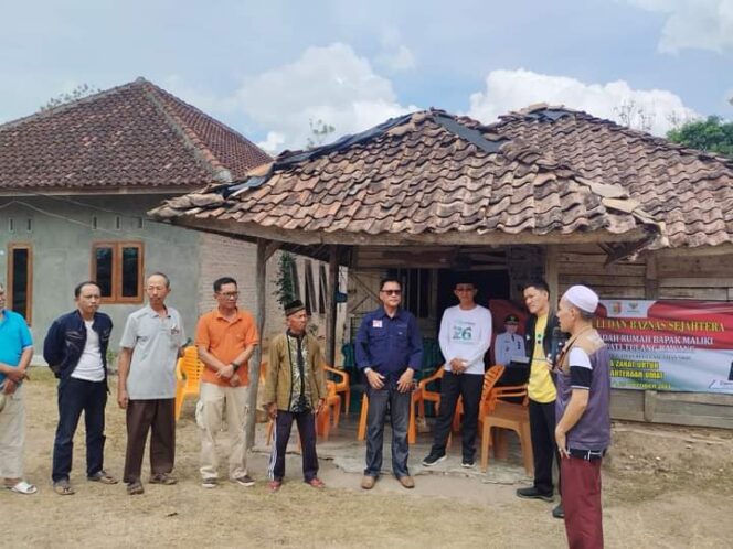 
Penjabat Bupati Tulang Bawang Serahkan Bantuan Bedah Rumah