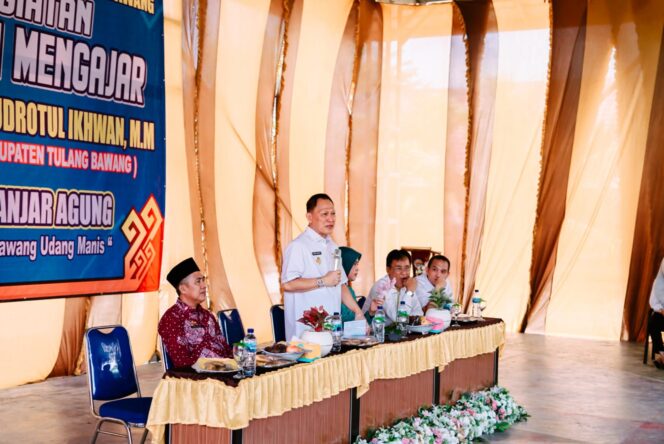 
Foto : Penjabat Bupati Tulang Bawang, Qudrotul Ikhwan, lagi ngajar