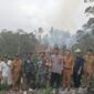 Foto : Bersama Gotong royong padamkan api di Hutan Lindung Lampung Barat.
