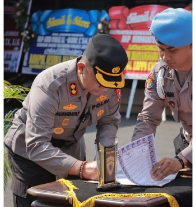 
Di Halaman Mako Polres Jember Kapolres Pimpin Serah Terima 3 Pejabat Utama dan 5 Kapolsek Jajaran Polres Jember