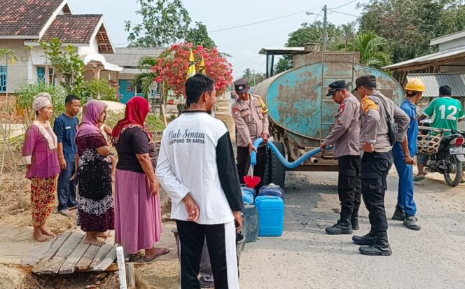 
Polri Berikan Bantuan Air Gratis 6 Ribu Liter kepada Warga Terdampak Kekeringan