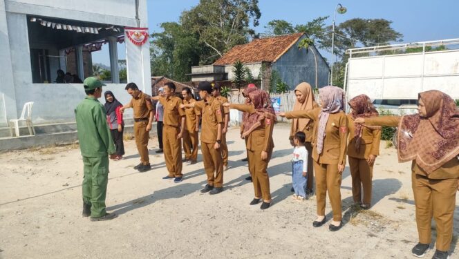 
Demi Disiplin Dalam Tugas. Peratin Husain Terapkan Apel Pagi Setiap Hari Senin Kepada Aparatur Pekon Sumberalam
