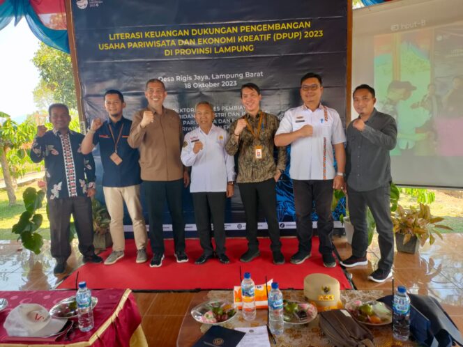 
Camat Bambang Hadiri Pembinaan Desa Pariwisata dan Ekonomi kreatif di Rigis Jaya