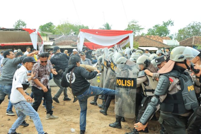 
Massa Tolak Hasil Pemilu Lalu Serbu Kantor KPU Tulang Bawang Barat dalam Sispamkota