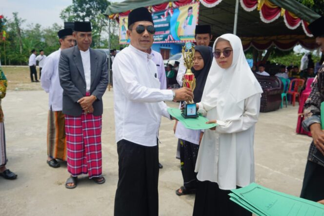 
2. 500 Peserta Apel Akbar Hari Santri Nasional di Lapangan Upacara Kecamatan Air Hitam