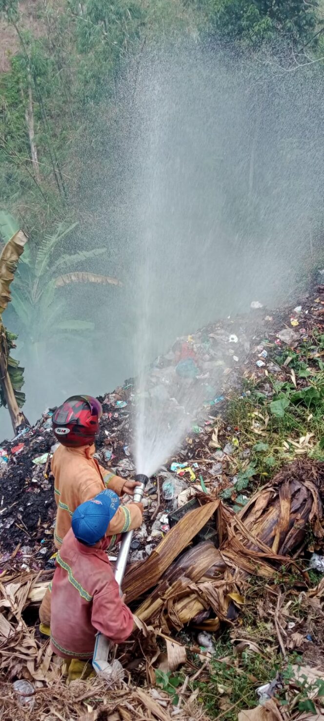 
Unit Damkar WayTenong dan SIBAT Bersama Warga Padamkan Kebakaran TPA Pasar Senin Fajar Bulan