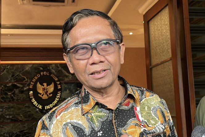 
Mahfud MD Tak Khawatir Gibran Jadi Cawapres Prabowo