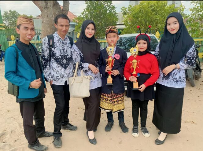 
Caption foto: Najwa Khaira Ramadhani dan Bintang Wildan Dasilfa, siswa berprestasi dari SDS Bahari Al-Islam yang sukses meraih juara dalam Lomba Festival Tunas Bahasa Ibu Kabupaten Tulang Bawang, berpose bersama dengan Ustadzah Leni Sagita dan Ustadzah Sisna Astrina, pendamping yang membantu mengantarkan mereka menuju kemenangan.