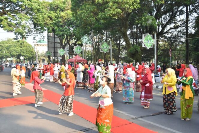 
PERINGATI HUT RI KE 78 BEBERAPA ORGANISASI WANITA GELAR PARADE KEBAYA DI DEPAN RUMAH DINAS WALI KOTA METRO