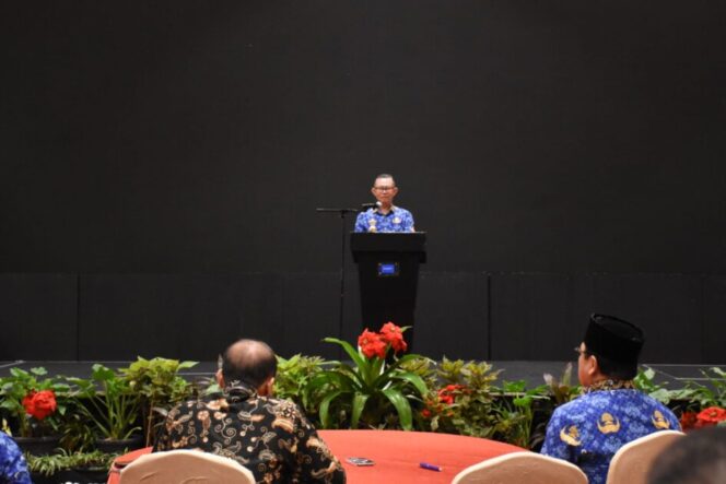 
WAHDI HADIRI EVALUASI SAKIP DI NOVOTEL LAMPUNG