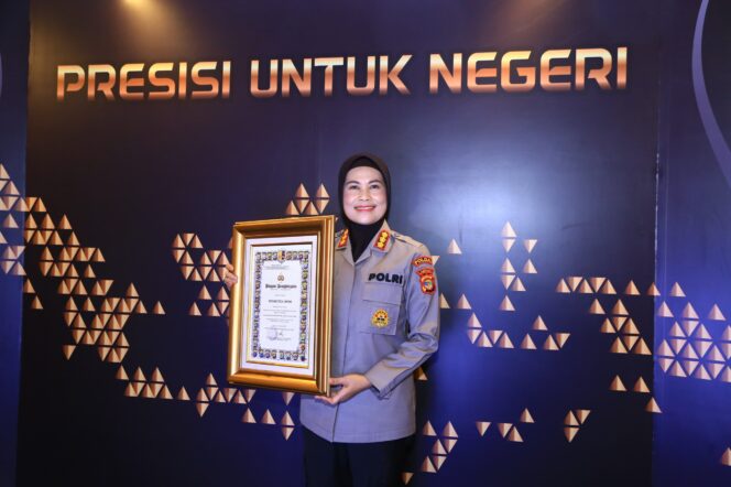 
Hari Jadi Humas Polri Ke 72, Bidhumas Polda Lampung Raih Penghargaan Pengelolaan Website TBNews Terbaik