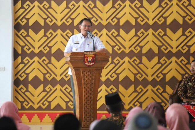 
PJ Bupati Lambar Drs. Nukman ; Kepala Sekolah SD dan SMP Harus Terus Berinovasi Agar Bisa Menyelenggarakan Pendidikan Generasi Yang Bermanfaat