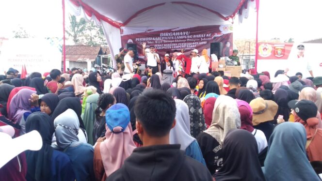 
HUT Perwosi Ke-3. Puluhan Ribu Warga Lampung Barat Ikut Jalan Sehat di Kecamatan WayTenong