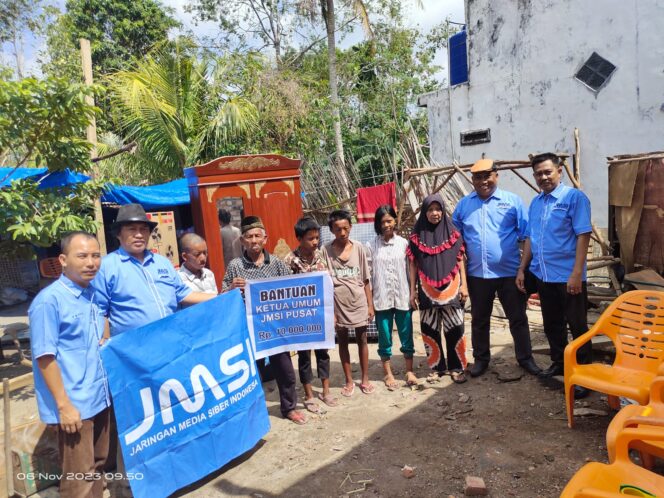 
Ketum JMSI Berikan Bantuan kepada Lima Anak Berkebutuhan Khusus di Tulang Bawang, Lampung