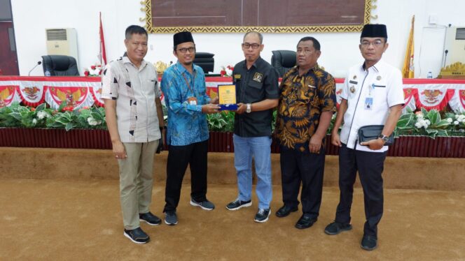 
DPRD Tubaba Menerima Kunjungan Sebanyak 60 Siswa-siswi dan 10 Dewan Guru Madrasah (MIM) Nurul Iman Pulung Kencana