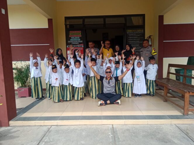 
Pengenalan secara dini kepada anak anak TK tentang Tugas Polisi Bersama Mapolsek Ajung