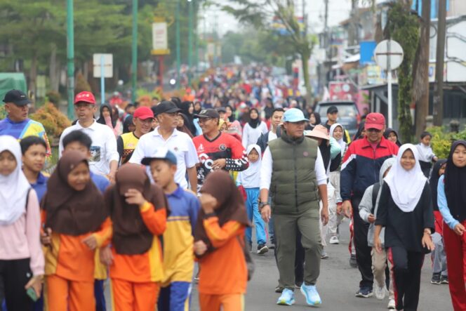 
Tangis Haru Warga Balik Bukit Dapat Undian Sepeda Motor Matic Dalam Rangka Jalan Sehat Hari Jadi Kopri Ke- 52