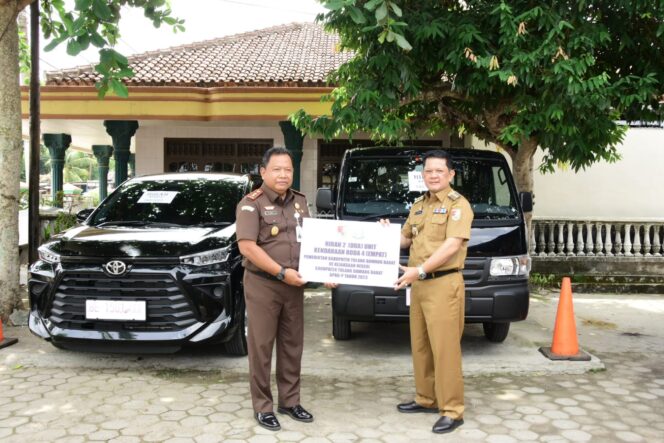 
Pj Bupati M. firsada serahkan Hibah 2 unit kendaraan Roda 4 untuk Kejaksaan Negeri Tubaba