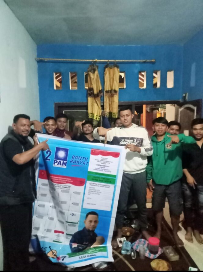 
Bang Safa Caleg Jember 1 No urut 7 dari Partai Amanat Nasional Turun Langsung Ke Pegiat Sepakbola sekaligus memberikan Bantuan