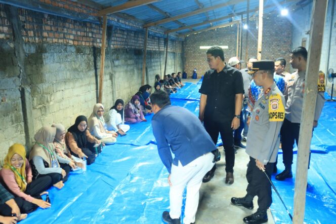 
Kapolres Tulang Bawang Barat Tinjau Proses Pelipatan Kertas Surat Suara Pemilu 2024